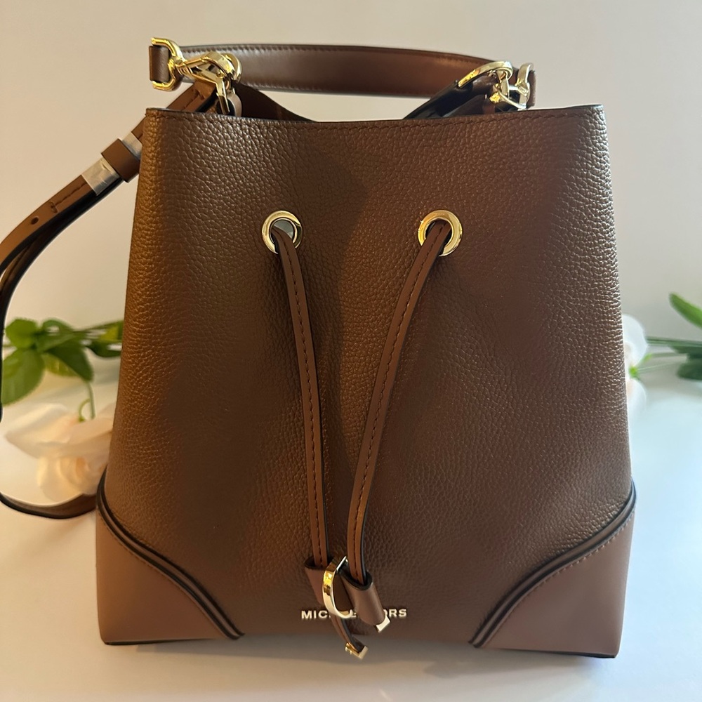 NWT Michael Kors Mercer Gallery Bucket Leather Shoulder Bag, in Luggage color